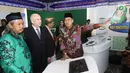 Duta Besar Amerika Serikat untuk Indonesia, Joseph Donovan (tengah) menyimak penjelasan Sekjen PBNU Helmy Faishal Zaini (kanan) saat berkunjung ke Kantor PBNU di Jakarta, Senin (26/3). (Liputan6.com/Angga Yuniar)