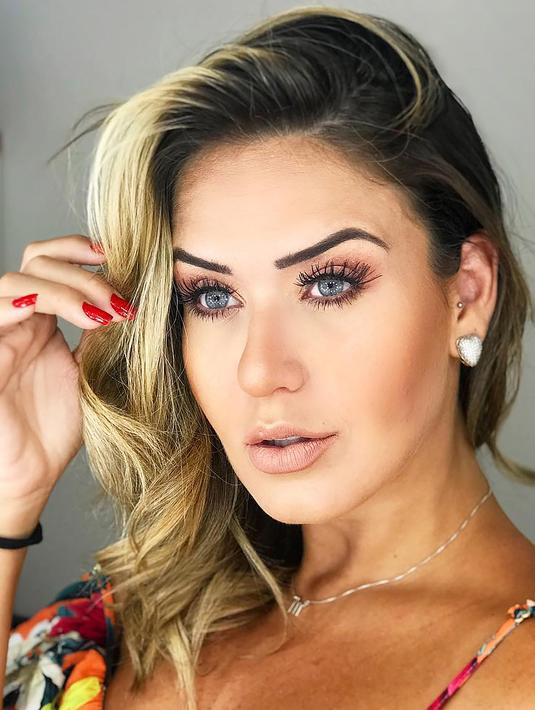 8. Laryssa Oliveira - Hubungan Neymar dengan Laryssa  tidak berlangsung lama, mulai berpacaran pada tahun 2013 namun kandas kurang dari satu tahun menjalin kasih. Neymar dianggap sebagai lelaki yang tidak setia kepada pasangan. (Instagram)