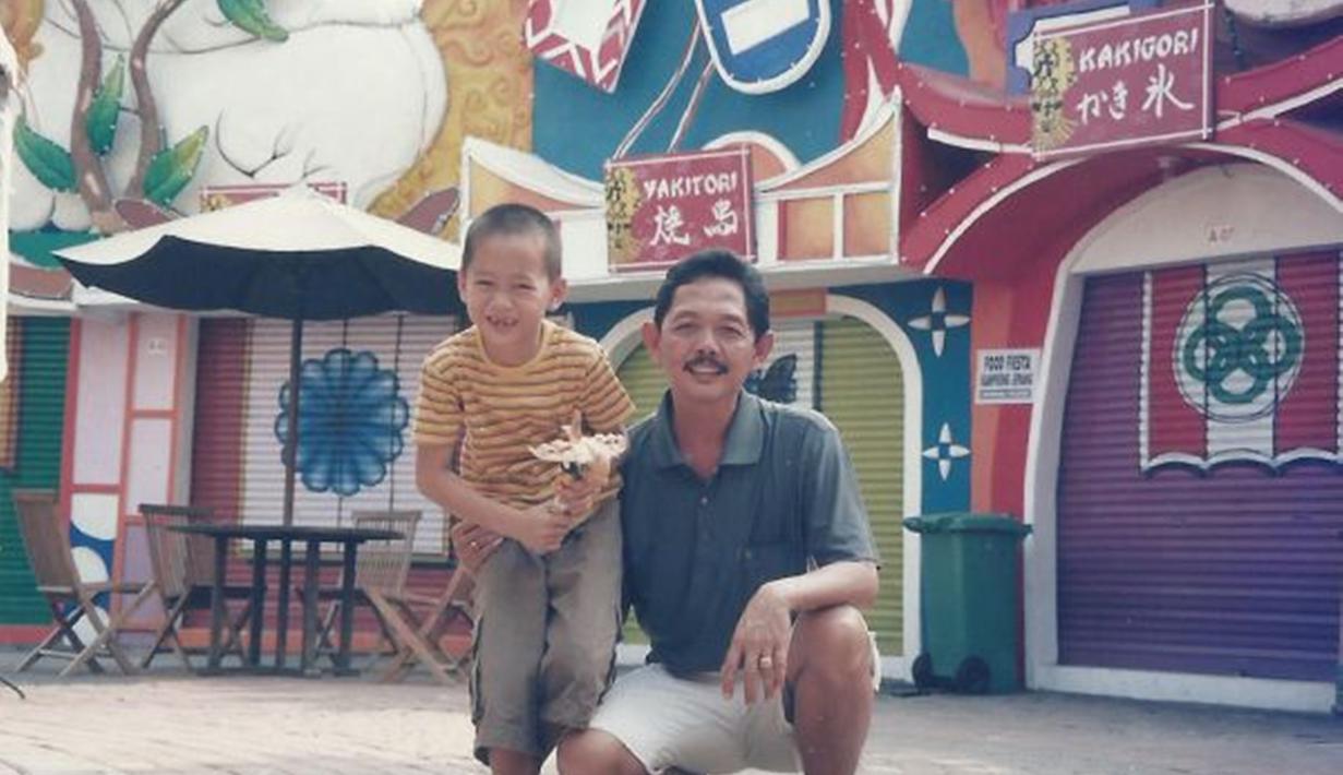 Suami Valencia Tanoesoedibjo kecil ini memang sudah sangat ekspresif sedari kecil. Tingkah tengil Kevin sudah terlihat sedari kecil. Tak heran foto yang memperlihatkan tengilnya Kevin pun berhasil curi perhatian. (Liputan6.com/IG/kevin_sanjaya)