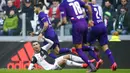 Striker Juventus, Cristiano Ronaldo, terjatuh saat berebut bola dengan pemain Fiorentina pada laga Serie A di Stadion Allianz, Minggu (2/2/2020). Juventus menang 3-0 atas Fiorentina. (AP/Fabio Ferrari)