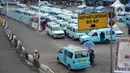 Angkutan umum menunggu penumpang di Terminal Kampung Melayu, Jakarta, Sabtu (26/9/2020). Dinas Perhubungan DKI Jakarta mencatat penurunan jumlah penumpang harian angkutan umum perkotaan hingga 22,83 persen selama 12 hari terakhir penerapan PSBB Jakarta. (Liputan6.com/Immanuel Antonius)