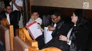 Tersangka korupsi proyek E-KTP Setya Novanto (kedua kiri) bersama kuasa hukumnya jelang mengikuti sidang perdana di Pengadilan Tipikor, Jakarta, Rabu (13/12). Sidang beragendakan pembacaan dakwaan Jaksa Penuntut Umum KPK. (Liputan6.com/Helmi Fithriansyah)
