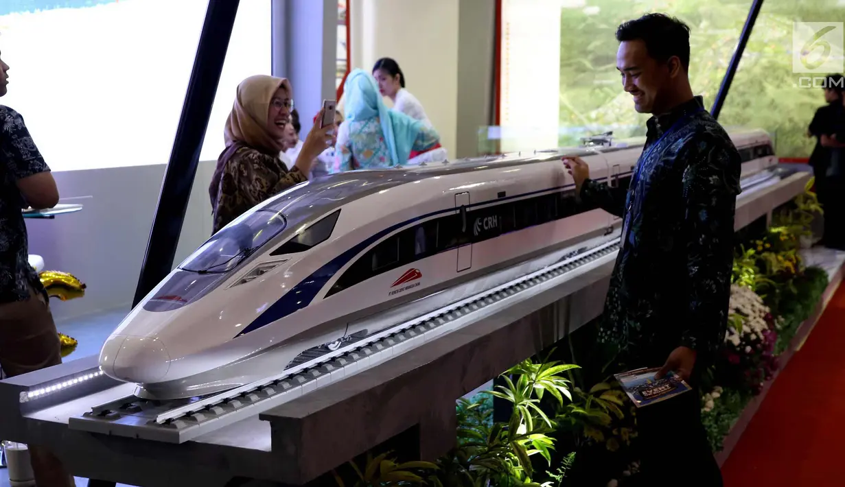 Pengunjung melihat miniatur kereta cepat di pameran Indonesia Business and Development Expo (IBD Expo) di Jakarta, Rabu (20/9). Pameran IBD Expo berlangsung dari 20-23 September 2017. (Liputan6.com/Angga Yuniar)