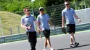 Rio Haryanto melakukan track walk bersama kru Manor Racing jelang latihan bebas pertama F1 GP Hungaria di Sirkuit Hungaroring, Budapest, Jumat (22/7/2016). (Bola.com/Twitter/Manorracing)