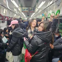 Dari foto yang dibagikan Nafa Urbach dan Mikhaela Lee terlihat naik kereta. [Foto: Instagram/nafaurbach]