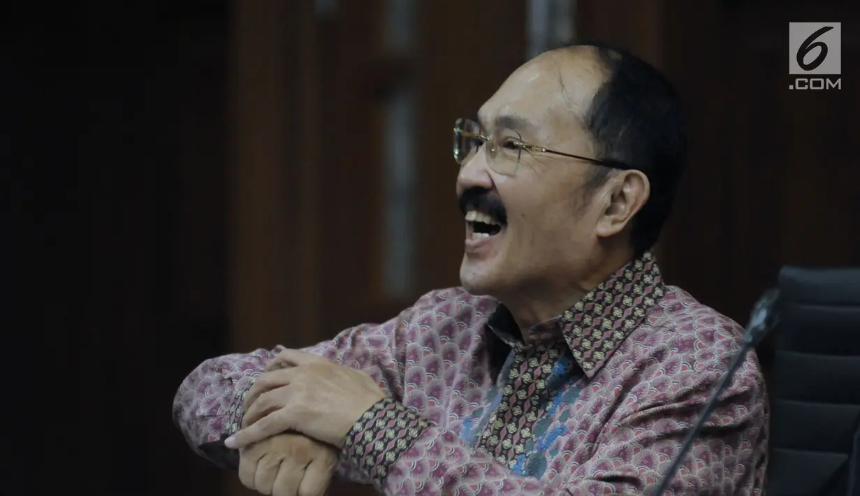 Terdakwa kasus merintangi penyidikan dugaan korupsi e-KTP, Fredrich Yunadi pada sidang lanjutan di Pengadilan Tipikor, Jakarta, Kamis (12/4). Salah satu saksi yang dihadirkan adalah pengacara dan staf Fredrich Yunadi. (Liputan6.com/Helmi Fithriansyah)