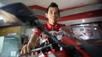 Pebalap binaan Honda, Gerry Salim, dalam sesi foto. Senin (2/5/2016). (Bola.com/Arief Bagus)