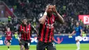 Pemain AC Milan, Pervis Estupinan, melakukan selebrasi setelah mencetak gol ke gawang Inter Milan pada lanjutan Liga Italia 2025/2026 di Stadion Giuseppe Meazza, Senin (9/3/2026) dini hari WIB. (AP Photo/Antonio Calanni)