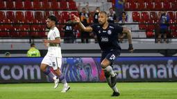 Selebrasi pemain Arema FC, Gustavo Almeida dos Santos (kanan), setelah menjebol gawang Persib Bandung dalam pertandingan pekan kedua BRI Liga 1 2023/2024 yang berlangsung di Stadion Kapten I Wayan Dipta, Bali, Jumat (7/7/2023). (Bola.com/Alit Binawan)