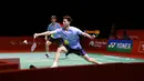 Pasangan ganda putra Malaysia Ong Yew Sin (kanan) dan Teo Ee Yi (kiri) saat melawan pasangan ganda putra Indonesia Kevin Sanjaya Sukamuljo dan Marcus Fernaldi Gideon pada babak semifinal bulu tangkis Indonesia Masters 2021 di Nusa Dua, Bali, Sabtu (20/11/2021). (Liputan6.com/HUMAS PP PBSI)