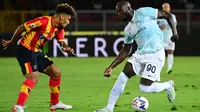 Tak membutuhkan waktu lama, Inter pun berhasil unggul atas Lecce di menit kedua. Romelu Lukaku berhasil menjebol gawang Lecce dengan sundulan dari umpan Matteo Darmian. (AFP/Veicenzo Pinto)