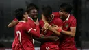 Pemain Timnas Indonesia U-20, Hugo Samir (tengah kiri) merayakan gol keempat timnya yang dicetak oleh Hokky Caraka saat melawan Timnas Fiji U-20 pada laga International Friendly Match U-20 di Stadion Utama Gelora Bung Karno (SUGBK), Jakarta, Jumat (17/02/2023). Timnas Indonesia U-20 menang dengan skor 4-0. (Bola.com/Bagaskara Lazuardi)