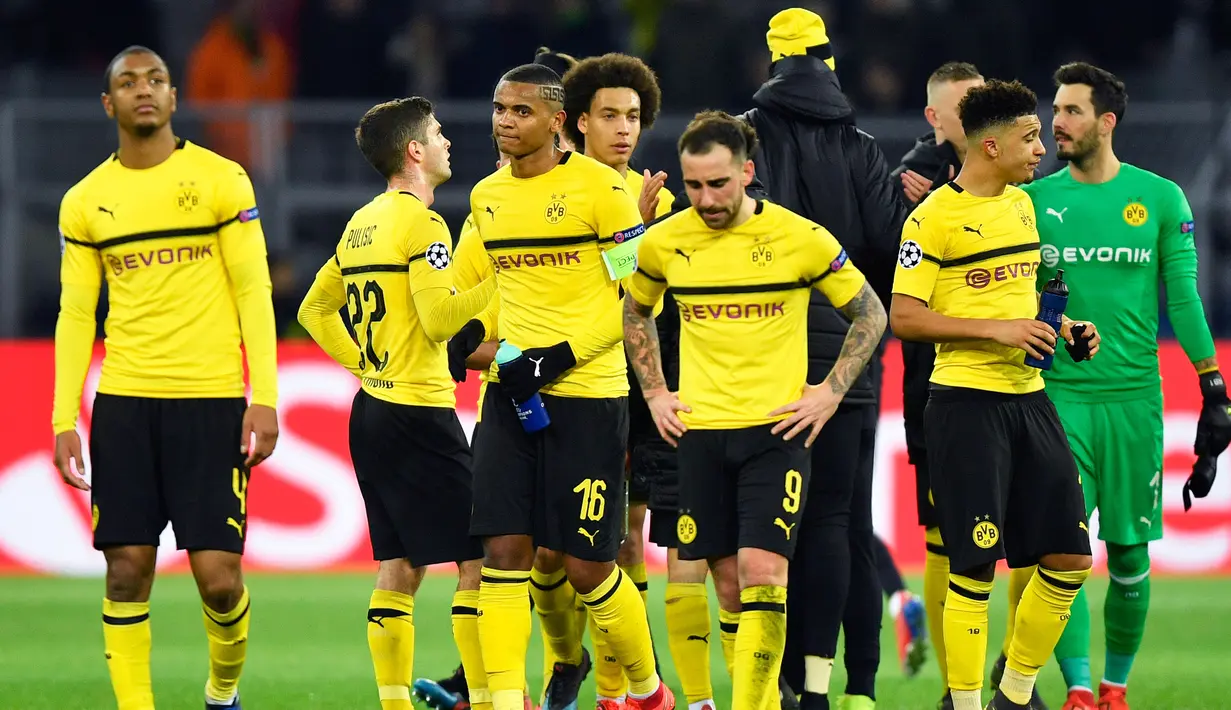 Ekspresi para pemain Borussia Dortmund saat meninggalkan lapangan usai kalah dari Tottenham Hotspur pada leg kedua babak 16 besar Liga Champions di Stadion BVB, Dortmund, Jerman, Selasa (5/3). Tottenham lolos ke perempat final. (AP Photo/Martin Meissner)