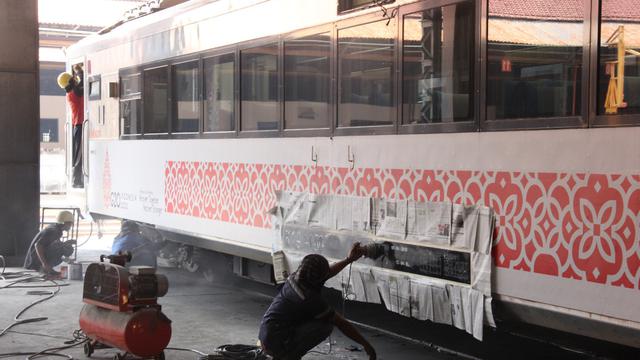 Proses perbaikan gerbong kereta oleh KAI Balai Yasa Surabay Gubeng. (Dian Kurniawan/Liputan6.com).