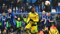 Bek Atalanta, Mattia Caldara dan pemain Borussia Dortmund, Michy Batshuayi berebut bola pada leg kedua babak 32 besar Liga Europa di MAPEI Stadium Citta del Tricolore , Jumat (23/2). Dortmund lolos ke babak 16 besar usai imbang 1-1. (Vincenzo PINTO/AFP)