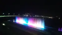 Air mancur menari di kawasan Jembatan Kenjeran, Surabaya, digadang-gadang akan menjadi ikon baru Surabaya. (Liputan6.com/Dhimas Prasaja)