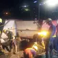 Seorang pekerja tertimbun lubang galian di Jalan Jembatan Tiga Raya, Penjaringan, Penjaringan, Jakarta Utara, Selasa (1/5/2018). (Liputan6.com/Moch Harun Syah)