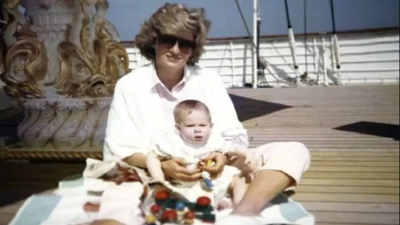 Momen Putri Diana mendekap Pangeran Harry di Royal Yacht Britannia yang diambil oleh Pangeran William (THE DUKE OF CAMBRIDGE & PRINCE HARRY)