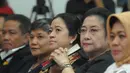Ketua Umum PDIP Megawati Soekarno Putri (kedua kanan) bersama Menko Bidang Pembangunan Manusia dan Kebudayaan Puan Maharani (tengah) saat menghadiri Peringatan Hari Ibu, Jakarta, Senin (22/12/2014). (Liputan6.com/Herman Zakharia)