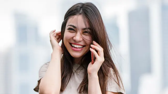 tertawa cantik mandiri dewasa baik tersenyum