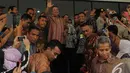 SBY melambaikan tangan kepada para Mahasiswa yang terus memanggil namanya, Tangsel, Rabu (10/12/2014). (Liputan.com/Herman Zakharia)