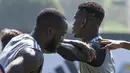 Pemain Manchester United, Romelu Lukaku dan Paul Pogba, mengikuti sesi latihan di Universitas California, AS, Jumat (14/7/2017). Skuad Setan Merah akan tampil di turnamen pramusim bertajuk International Champions Cup. (AFP/Robyn Beck)