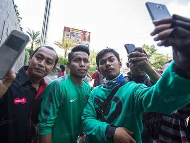 Pemain timnas Indonesia, Andik Vermansah, diserbu warga yang mengajaknya foto bareng usai latihan jelang laga persahabatan melawan Malaysia di Hotel Alana, Solo, Jawa Tengah, Selasa (6/9/2016). (Bola.com/Vitalis Yogi Trisna) 