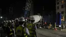 Proses pengecoran dilakukan malam hari agar tidak mengganggu lalu tintas pengendara, Jakarta, (29/8/14).(Liputan6.com/Johan Tallo)