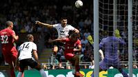 Striker Fulham,&nbsp;Aleksandar Mitrovic, berhasil mencetak dua gol saat timnya bermain imbang 2-2 kontra Liverpool pada laga pekan pertama Premier League&nbsp;Craven Cottage, Sabtu (6/8/2022) malam WIB. (AFP/Justin Tallis)