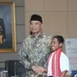 Yohanes “Joni” Ande Kala bertemu Mendikbud, Muhadjir Effendy di Jakarta, Senin (20/8). Joni mendapat beasiswa pendidikan hingga lulus SMA dari Kemendikbud atas aksi patriotnya memanjat tiang bendera pada upacara HUT ke-73 RI (Liputan6.com/Herman Zakharia)