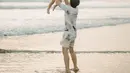 Keceriaan Kazeem saat bermain bersama sang ayah tercinta. (Foto: Instagram/ bibyalraen13)