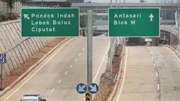Mobil petugas melintas di Tol Depok-Antasari seksi 1 usai diresmikan Presiden Joko Widodo kemarin (27/9) di Jakarta, Jumat (28/9). Tarif tol Depok-Antasari seksi I ruas Antasari-Brigif sebesar Rp 1.500 per km. (Liputan6.com/Faizal Fanani)