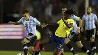 Pemain debutan Argentina, Angel Correa (kiri), dikawal ketat pemain Ekuador, Juan Paredes, dalam laga Pra-Piala Dunia 2018 zona Conmebol di Stadion Monumental Antonio Vespucio Liberti, Buenos Aires, Jumat (9/10/2015) pagi WIB. (AFP PHOTO / JUAN MABROMATA)