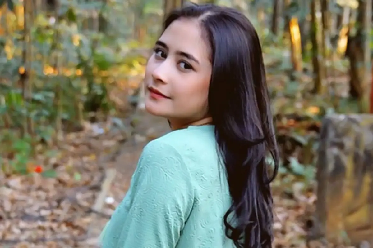 Prilly Latuconsina 