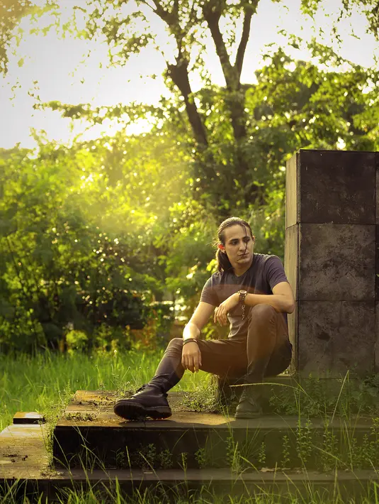 "Jadi ibu-ibunya dateng nih, kirain mau minta salaman atau minta foto gitu kan ya. Datang, saya udah ngulurin tangan tuh, eh 'plak!',” ungkap Dylan Carr. (Bambang E.Ros/Bintang.com)
