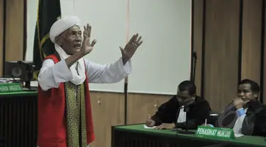 Habib Shahabuddin Anggawi menenangkan massa FPI usai sidang vonis di PN Jakarta Pusat, Senin (6/4/2015). Habib Shahabuddin dan Habib Novel divonis hakim 7 bulan penjara. (Liputan6.com/Johan Tallo)