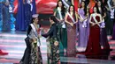 Mahkota tersebut sebelumnya dipegang oleh Firsta Yufi Amarta Putri dari Jawa Timur. Tampak dalam foto, Agnes Aditya Rahajeng (kiri) asal Banten usai menerima mahkota Puteri Indonesia saat Grand Final Pemilihan Puteri Indonesia 2026 di Jakarta Internasional Convention Center, Jakarta, Jumat (24/4/2026). (Kapanlagi.com/Budy Santoso)