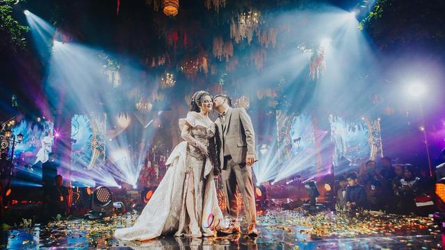 Momen ngunduh mantu Denny Caknan dan Bella Bonita. [Foto: Instagram/ ilp.lighting]