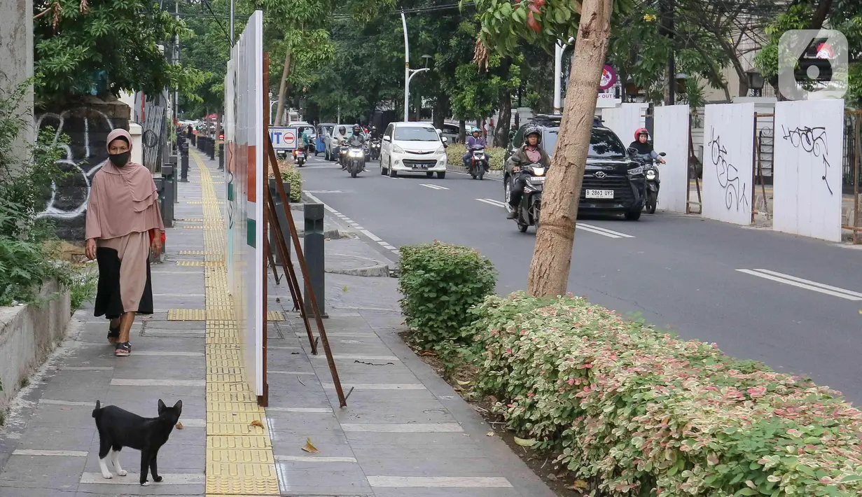 Kondisi ini dikeluhkan sejumlah pejalan kaki dan pengendara yang kerap harus melintas di kawasan Cikini dan sekitarnya. (Liputan6.com/Herman Zakharia)