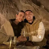 Ronaldo dan Georgina kemudian melanjutkan hari dengan makan malam dengan pemandangan bebatuan yang diukir. Tampak keduanya serasi mengenakan jaket, Rodriguez dengan jaket hitam bulu, sedangkan Ronaldo dengan jaket Givenchy coklat muda. [@georginagio/@cristiano]