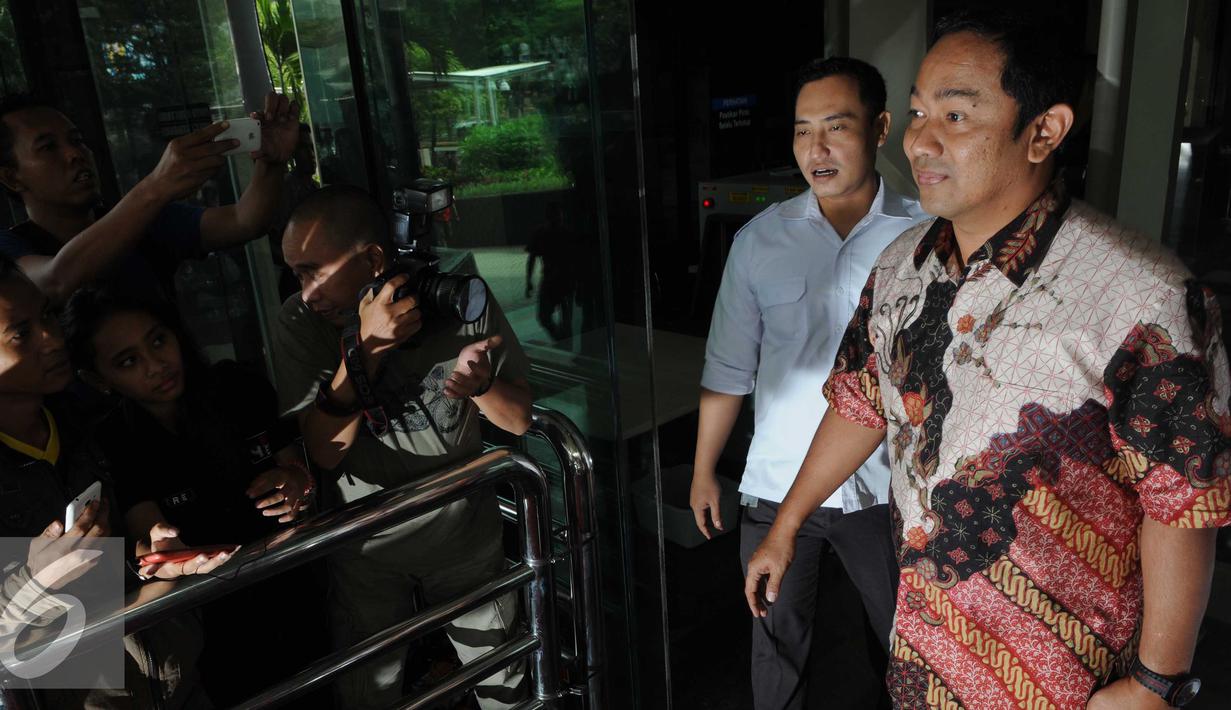 Wali Kota Semarang, Hendra Prihadi berjalan keluar usai menjalani pemeriksaan oleh KPK, Jakarta, Selasa, (16/2). Hendra diperiksa sebagai saksi untuk tersangka anggota Komisi V DPR Damayanti Wisnu Putranti. (Liputan6.com/Helmi Afandi)
