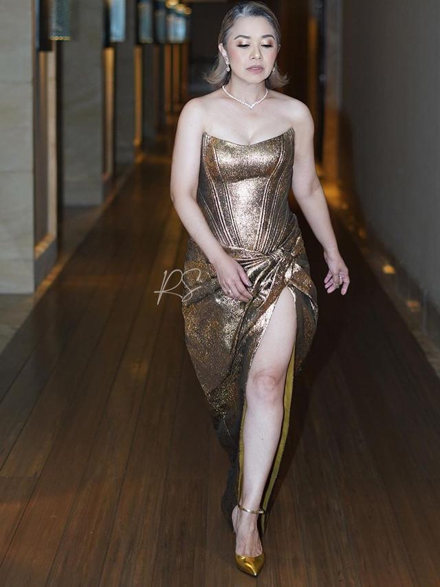 7 Potret Ruth Sahanaya Tampil Menawan di Usia 55 Tahun, Menawan Pamerkan Uban