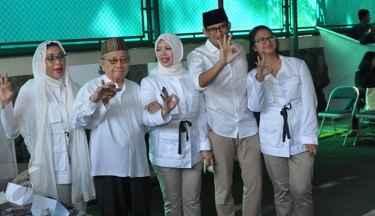 Calon Wakil Gubernur (Cawagub) DKI Jakarta, Sandiaga Uno bersama orang tua, istri dan anaknya menunujukan jarinya usai menyoblos dalam Pilkada Putaran kedua di TPS 01, Kebayoran Baru, Jakarta, Rabu (19/4). (Liputan6.com/Helmi Afandi)