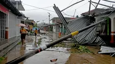 Sekelompok wanita berjalan melewati kerusakan di sebuah jalan akibat Badai John di San Marcos, Negara Bagian Guerrero, Meksiko, pada tanggal 24 September 2024. (Francisco Robles/AFP)