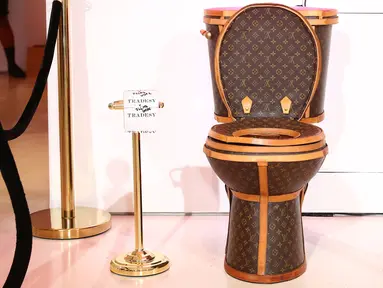 Sebuah toilet emas berlapis kulit tas Louis Vuitton dipamerkan dalam sebuah showroom di California, Los Angeles, 8 November 2017. Karya unik tersebut dibuat oleh seorang seniman bernama Illma Gore. (Joe Scarnici/Getty Images for Tradesy/AFP)