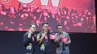 Chief Brand Officer Smartfren Roberto Saputra, Deputy CEO Smartfren Djoko Tata Ibrahim, dan Indra Yudhistira Direktur PT. Visual Indomedia Produksi, dalam peluncuran Smartfren WOW Concert 2020. (Smartfren)