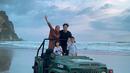 Nycta Gina dan Rizky Kinos naik mobil jeep saat liburan ke pantai beserta anak-anak mereka. (Instagram/missnyctagina)