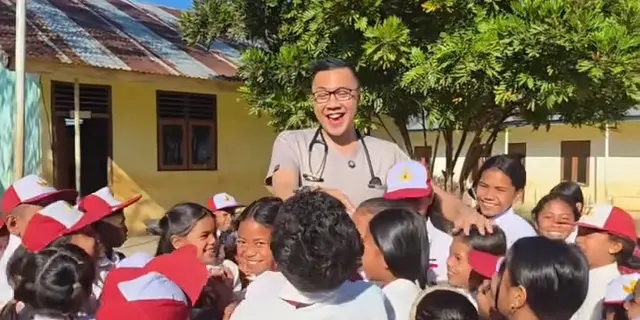Dr Gia Pratama Dapat Kejutan Ulang Tahun Saat Jadi Relawan di NTT