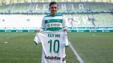 Pesepak bola Indonesia, Egy Maulana memakai jersey nomor 10 saat diperkenalkan sebagai pemain baru Lechia Gdansk di Stadion Energa Gdańsk, Polandia, Minggu (11/3/2018). Dirinya dikontrak Lechia Gdansk selama tiga musim. (Lechia Gdansk)