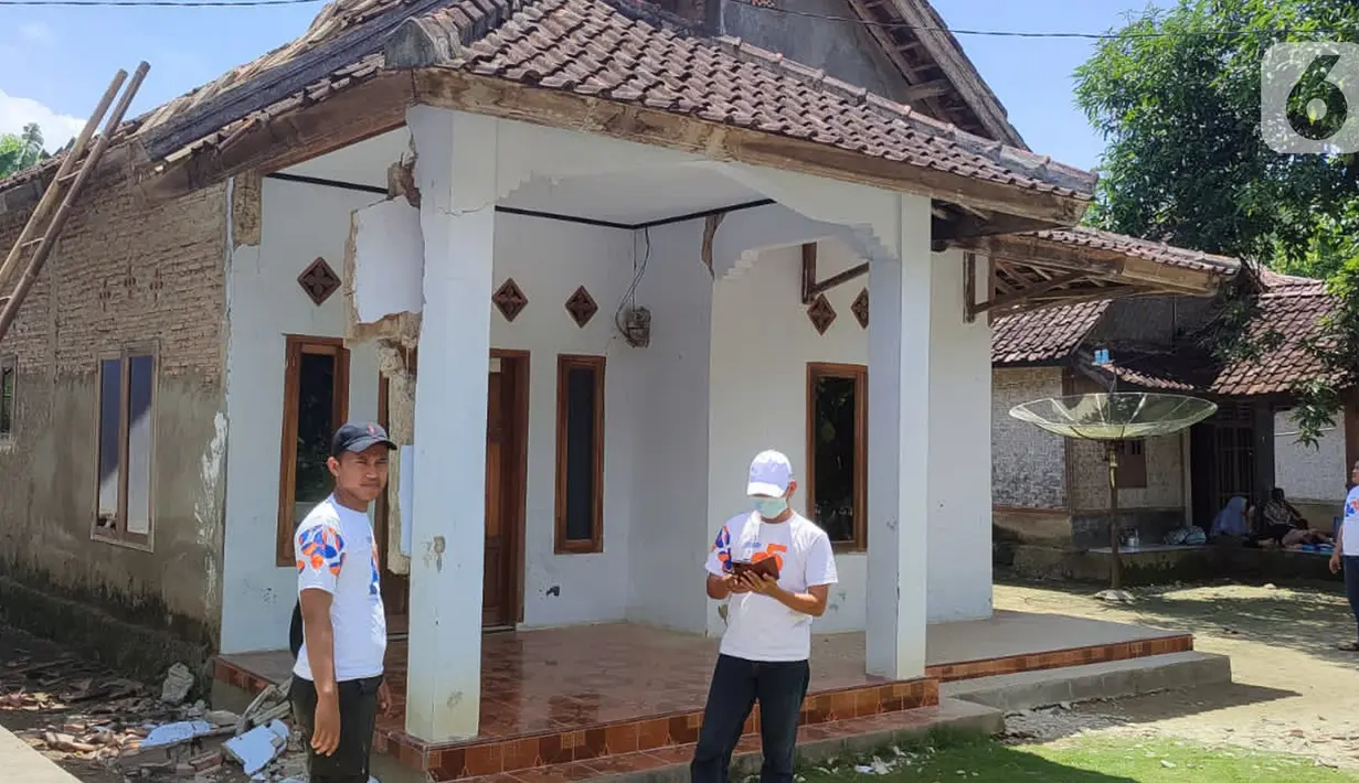 Kondisi rumah warga  terdampak gempa di Kecamatan Cimanggu, Banten. Gempa bumi berkekuatan 6.7 Magnitudo yang mengguncang wilayah Pandeglang, Banten dan sekitarnya menyebabkan kerusakan rumah warga sehingga masyarakat terdampak harus mengungsi. (Liputan6.com/HO/Humas BRI)